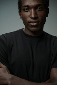 Camiseta Raiz Gola Média · Preto Essência – Algodão Egípcio