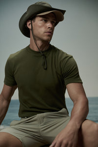 Camiseta Raiz Gola Média · Verde Cerrado – Algodão Egípcio