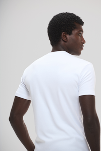 Camiseta Raiz Gola Média · Branco Essência – Algodão Egípcio