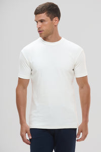 Camiseta Raiz Gola Média · Off Essência – Algodão Egípcio