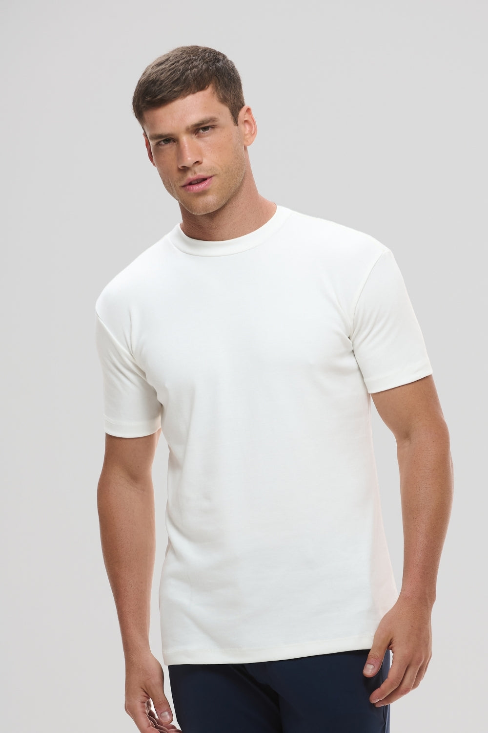 Camiseta Raiz Gola Média · Off Essência – Algodão Egípcio