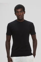 Camiseta Raiz Gola Média · Preto Essência – Algodão Egípcio
