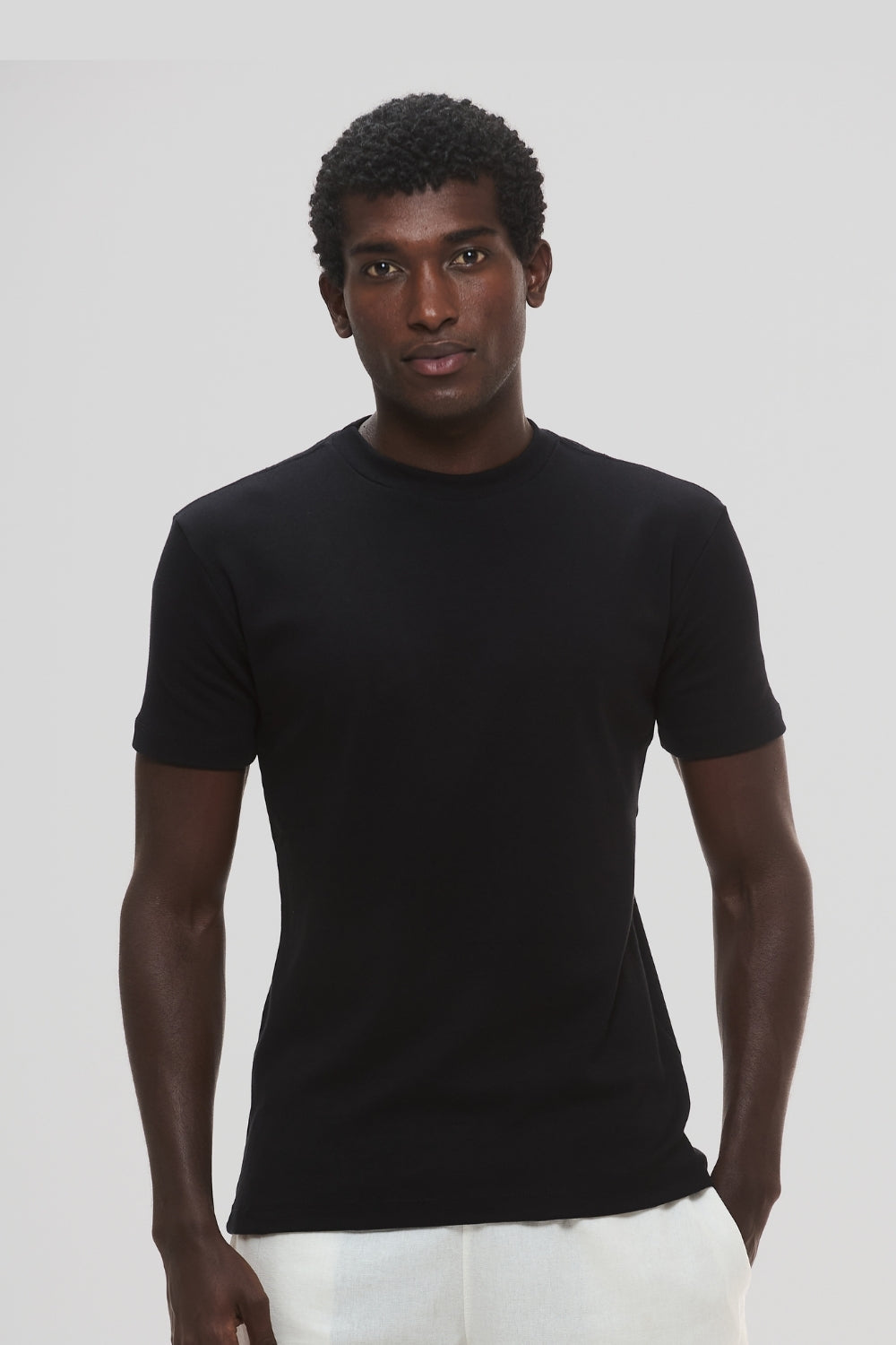 Camiseta Raiz Gola Média · Preto Essência – Algodão Egípcio