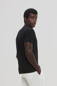 Camiseta Raiz Gola Média · Preto Essência – Algodão Egípcio