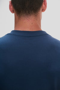 Camiseta Raiz Gola Média · Azul Noturno – Algodão Egípcio