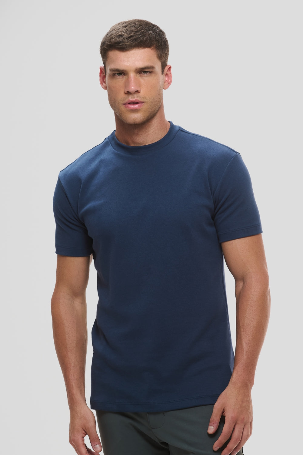 Camiseta Raiz Gola Média · Azul Noturno – Algodão Egípcio