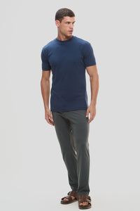 Camiseta Raiz Gola Média · Azul Noturno – Algodão Egípcio