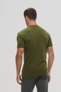 Camiseta Raiz Gola Média · Verde Cerrado – Algodão Egípcio